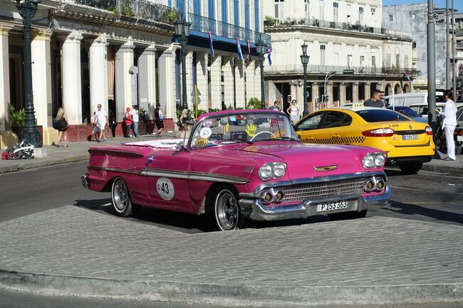 キューバといえば、街中を走るクラシックカー！