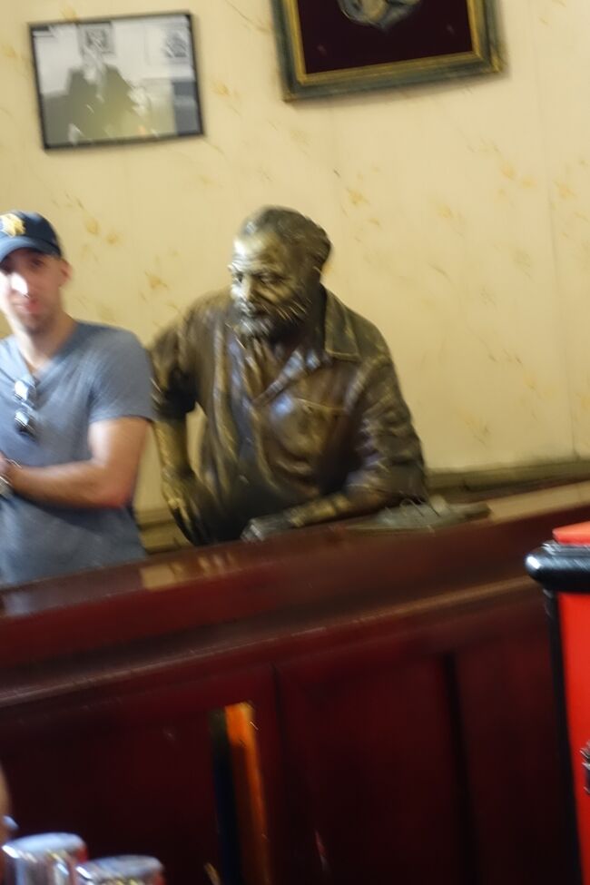 店内にはヘミングウェイの銅像がおいてありました。