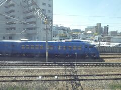 博多駅出発。ソニックが停車しております。