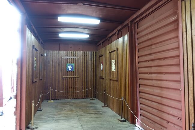 まずはサンタクララで装甲車、チェ・ゲバラ霊廟などを観光。