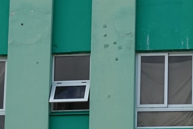 街のあちこちに銃弾の跡が残っていました。