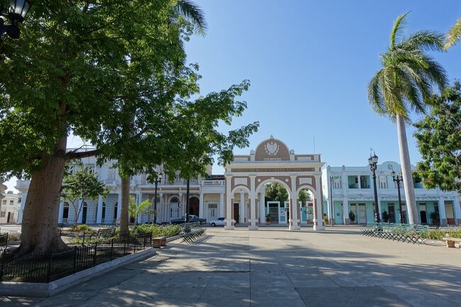 サンタクララからシエンフエゴスへ移動して観光へ。