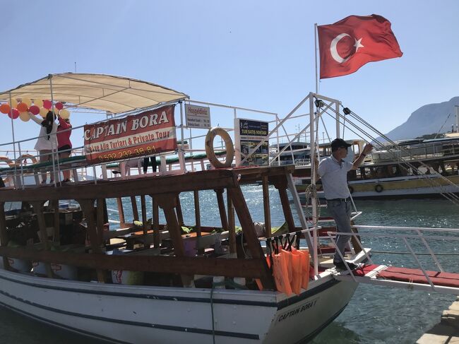 海側のボートツアーの船