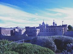 Fulham BroadwayからDistrict線[https://tfl.gov.uk/tube/route/district/]でTower Hillまで来ました。
着いた頃から天気が良くなってきました。
ロンドン塔[https://www.hrp.org.uk/tower-of-london/#gs.070w9r]を横目に見つつ、目指すはタワーブリッジです。