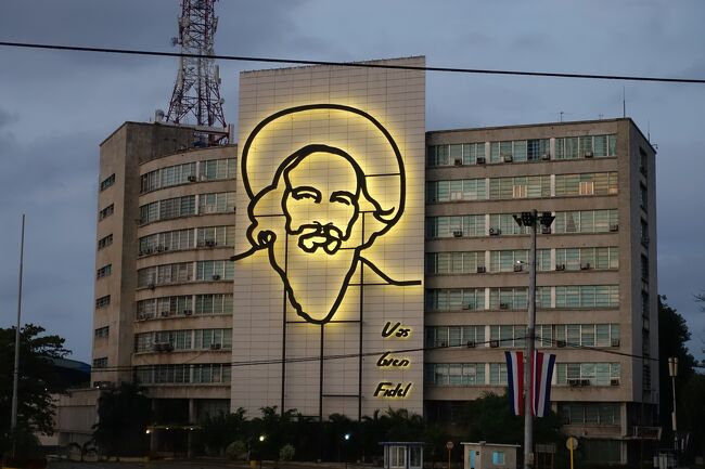 革命広場まで徒歩ですぐの立地にあったので夕食前に革命広場へ。