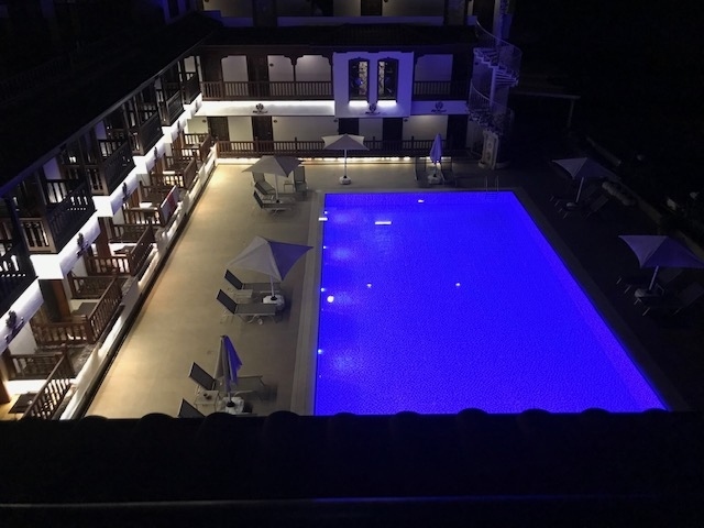 ホテルの夜のプール、幻想的