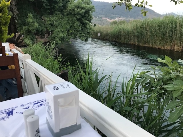 川沿いで景色は良い