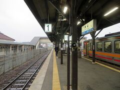 佐用発津山行きのディーゼルカーは雨の中を走り終点の津山に到着した。津山駅は想像していたよりも大きくターミナル駅らしい風格を感じさせる駅だった。