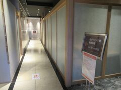 3日目です。朝食前に神倉神社まで行ってきてホテルニューパレスに戻って朝食です。
昨晩と同じところですが、昨晩は廊下途中の右側の半個室タイプのテーブル席でしたが、奥の左は大広間でした