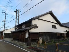 こちらの「作州城東屋敷」は、津山城下町の城東界隈に軒を連ねていた町家の特徴を取り入れて再現した町家複合施設で無料休憩所になっている。平成になって建てられた建物だが、周囲に調和している。