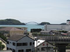 遠くに見えている橋がくしもと大橋で、右側の潮岬は島のような形ですが陸地続きで、左の紀伊大島を結ぶ橋。で、トルコ船が座礁したのは紀伊大島の太平洋側