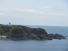 ズームアップすると左側に見えているのが潮岬灯台
