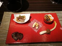 ホテルに帰って晩御飯。
津山は牛肉文化の街ということで、
干し肉や煮こごり、ステーキなど、ちょっとずつ色々のコースにしました。