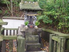 鎌倉山神社　三浦氏の家紋が付いています。