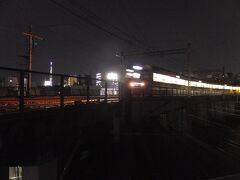 線路の方に行ってみます。
京成線のすぐ脇に陸橋が。
近接走行を楽しみます。
それにしてもすごい金属走行音。迫力。低速だけど。