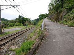 長野市内から国道18号線を北上すること30分。
豊野町川谷地区のツツジ山公園駐車場に到着です。
北しなの線の踏切を渡ります。
