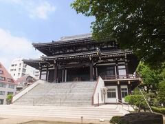 近くに大きな寺院。