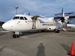 種子島へはプロペラ機ATR42－600に乗り換えです。ハイビスカスが機体にデザインされていて南国ムードです。