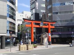 ビルの谷間に鳥居が迫力あります。
ホテルのそばに生田神社があります、さっそく参拝に。