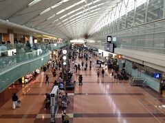 約1か月ぶりの羽田空港第2ターミナル3階出発ロビーです。
2022年は3年ぶり行動制限が求められないGWということで羽田空港は大きな荷物を持った家族連れなどで混雑していたようですが、今日はGW後ということでやや落ち着いた感じです。