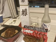 お部屋に戻って夜ご飯。
県民割では2000円まで飲食費等が還元されるのでひつまぶしと手羽先の名古屋飯セット。
お供のお酒はJAL機内誌紹介の「飛」