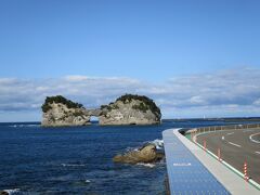 南方熊楠記念館を目指して、海岸沿いをドライブ
途中で、円月島がよく見えました。
