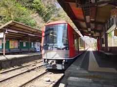 宮ノ下駅９：４９の箱根湯本行きで山を降ります。
ボックスシートも空いているくらいの乗車率。