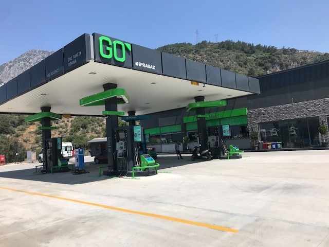 アクヤカにバスセンターがなく道沿いのガソリンスタンドが乗り場