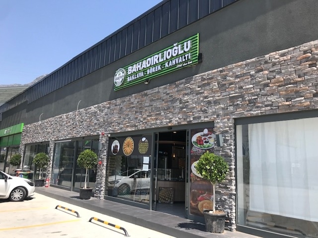 ガソリンスタンドが乗り場、ここでお茶してバス待ち