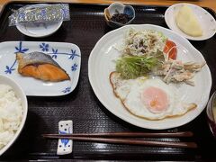 天気が悪くてもお腹は空きます。
まずは朝ご飯をいただきます。
美味しくていつも食べ過ぎちゃうのが難点です。(笑)