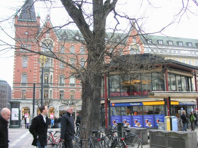 バスをNorrmalmstorgあたりで降りて、ウロウロと街歩き。<br />今は、この手前に見えているコンビニっぽい建物は高そうなレストランになってるのかあ。へ～