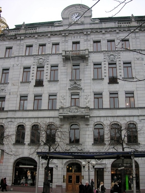 この広場に面しているステキ建物発見♪<br />1900年にJohan Laurentz設計で「Svenska Lifförsakrinasbolaget」というおそらく保険会社がクライアントで建てられた建物。<br />最上階にある時計の文字盤が数字の代わりに「SVENSKA LIF」ってところが広告塔っぽい！<br />Smålandsgatan 16