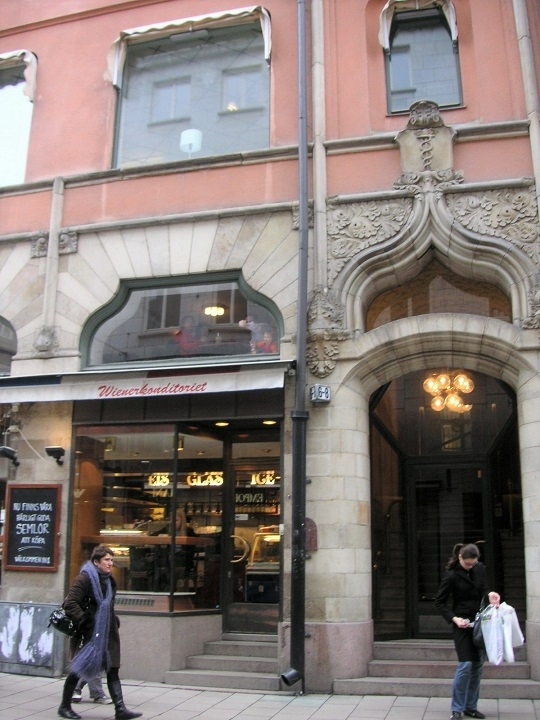 ホコ天を行くと、入り口の上が魅惑的な曲線の建物発見。<br />２階窓下のエンブレムのようなところには杖に絡まる２匹の蛇。元は薬局の建物だったんですかねえ。<br />そしてカフェに見えるところは中二階かなあ。なかなか楽しそうなスペース♪<br />現在こちらは天井のたか～～いカフェに変わってますね。<br />Biblioteksgatan 8