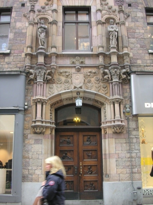 建物の入り口部分をみると、猿とか鳥とかとってもにぎやかです。ストリートビューで上の方を見るとローマ数字で1896とあるので、1896年にできてるんですね。<br />Biblioteksgatan 9