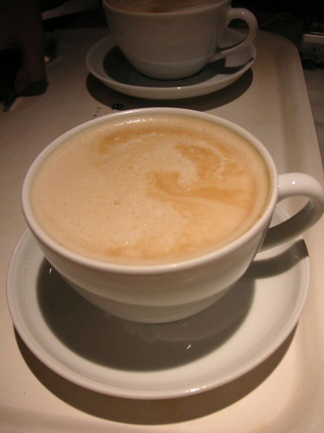 大通りを渡ってSturegallerianへ。<br />上の方の階のカフェで一休み～。このたぷたぷのカフェオレは35SEK。しばし飲みながら日記書きにいそしんだのでした。<br />こちらには無料のトイレもあって、とっても助かりました！NKデパートなんて有料しかないし、結構いいお値段なんですよね。