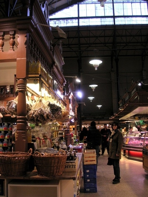 当時の中はワンフロア。お惣菜屋が多い気がする。材料の肉や野菜の売り場よりも惣菜かなあ。肉屋のあの独特のにおいもしないし。