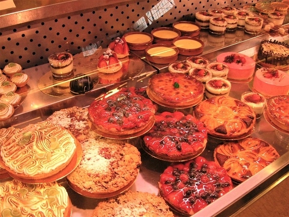 わわわ♪ケーキでかい♪<br />あ、小さいのもありましたね。買ってみればよかったなあ…。<br />Östermalmstorg<br />↓ちょっと住所が間違っているようです。画像はエステルマルムの市場に見えるのですが。