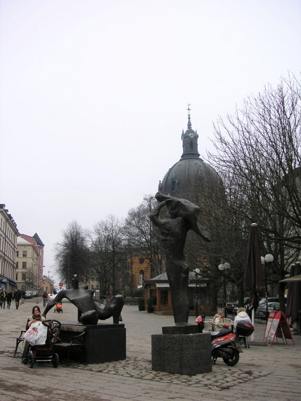 エステルマルムの市場は2016年から2020年までこちらに見える広場に「仮設」市場がつくられ、改装工事がされておりました。<br />すでに元のところに戻って、再開しているのですが、仮設の建物はどうなったのかしらん。