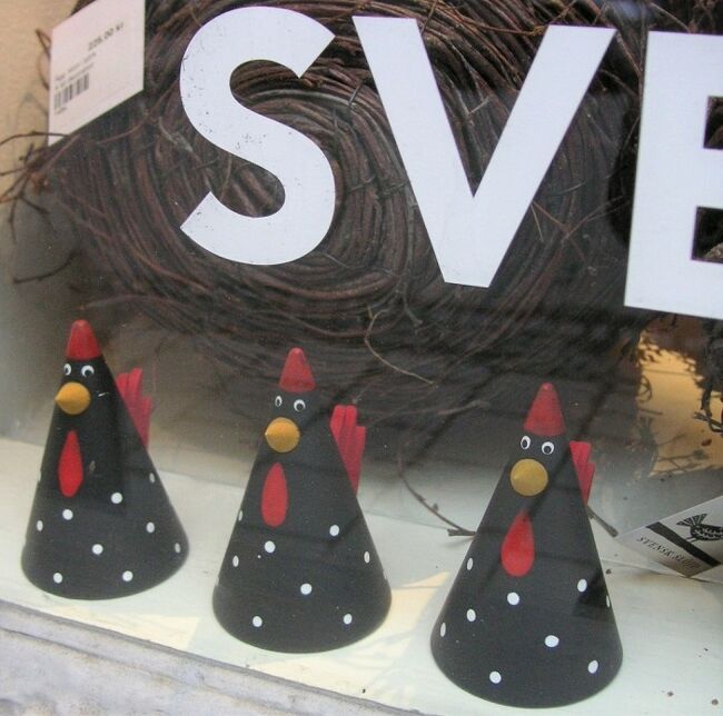 市場のお隣りの手工芸店へ。<br />イースター前だったので、ウィンドウには鶏が。<br />こちらのお店、おしゃれなガイドブックには必ず載っているようなお店だったんですけど、2022年現在は閉店しておりました。コロナの影響でしょうか。残念です。<br />Svensk Slöjd<br />Östermalmstorg 23