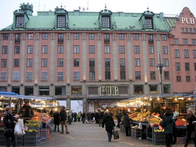 ホテルの下のデパート・PUBへも。ここは庶民的なデパートという印象。<br />この写真だと左手側にあるHötorgshallenにも寄り、ごはんどうしよ～かな～、とウロウロするも結局何も買わずにホテルへ。<br /><br />ということで荷物整理しつつ、日記書いていたら、も～めんどくさい！と寝てしまいました。<br />今日も夜ごはん食べず…。ははは<br /><br />(-_-)zzz