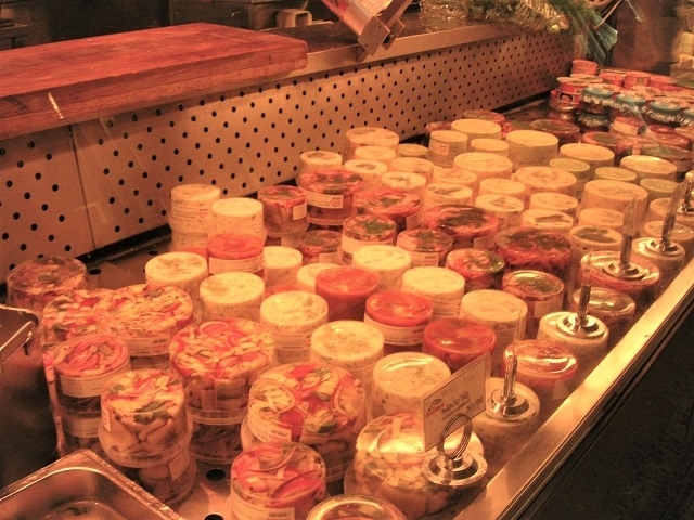 お～、なんだろうコレ。とってもキレイにディスプレイされてるんですけど、何かを固めたものかなあ。テリーヌみたいな感じ？