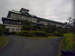 「日本クラシックホテルの会」というものがある。
「西洋文化が日本に伝わる明治の文明開化の時代より、ホテルは人々の生活と深く関わり、都市や地域の発展のために重要な役割を果たしてきました。このホテル文化を日本に導入してきた先人たちの足跡を現代に伝えるクラシックホテルは、昨今、国内外よりさらなる注目を集め、その魅力を放ち続けています。第二次世界大戦以前に建てられ、その建物を維持（改修、復原を含む）、文化財や産業遺産などの認定を受けているなどの条件を満たした９ホテルで結成されて」（「日本クラシックホテルの会」ホームページより）いるそうだ。
その9ホテルとは「日光金谷ホテル、富士屋ホテル、万平ホテル、奈良ホテル、東京ステーションホテル、ホテルニューグランド、蒲郡クラシックホテル、雲仙観光ホテル、川奈ホテル」である。
私は、このうち「日光金谷ホテル、富士屋ホテル、奈良ホテル、東京ステーションホテル、ホテルニューグランド」に泊まったことがある。こうなると全ホテル制覇を目指したくなるのが人情（？）というものである。
名古屋に用事があったので、この機会に「蒲郡クラシックホテル」に泊まることにした（写真は到着の翌朝5月9日に撮影）。