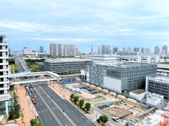 左側の写真。

「有明テニスの森」駅、「有明」駅、「国際展示場」駅方面。
『東京ビッグサイト』も見えます。