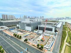 やや左側には『豊洲市場』と建設現場。

奥にお台場の『フジテレビ本社ビル』が見えます。

温泉やホテル等の入る豊洲市場『千客万来施設』を建築しているので、
昼間は窓を開けておくと工事の音が聞こえてきます。
2023年9月に開業予定です。何階建てになのるかわかりませんが、
『ラビスタ東京ベイ』のお部屋からの眺望を遮らなければいいな・・・。