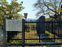 米沢城址の松が岬公園の上杉神社の鳥居をくぐった参道の左手に謙信公祠堂跡があります。
ここは米沢城で最も高い位置にあり、上杉謙信の遺骸を納めた御堂が建てられていた場所です。
明治の初めに上杉謙信と上杉鷹山を御祭神とした上杉神社が創建され、謙信公の遺骸は上杉家の御廟所に移されています。