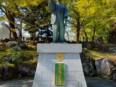 上杉神社の境内の参道鳥居の手前の右側には、崩壊寸前の米沢藩を復興させた江戸時代随一の名君として知られる米沢藩第9代藩主の上杉鷹山の銅像があります。
「なせば成る なさねば成らぬ 何事も 成さぬは人の なさぬなりけり」という誰もが知っている名言は、鷹山が家臣に対して詠んだ歌です。
ちなみにケネディ大統領が日本で一番尊敬できる人物は？
そう問われたときに、上杉鷹山と答えたという逸話も残っています。