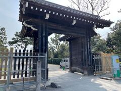 お食事後は近くの京都御所をお散歩。
京都には何度も来ているけど、京都御所ってしっかり見た記憶がないのよね…。
ってことで適当な門から中へ入ろうとしたところ。

(やωま)…これ、はまぐりごもん、って読むんかな？
(;・ω・)は？？！蛤御門だとぉおおおおおおおおお??????!!
