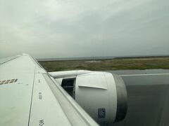 那覇空港はやはり雨。