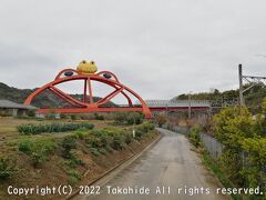 かえる橋

印南駅を出ると巨大なカエルの橋が線路を跨いでいます。


かえる橋：https://www.town.wakayama-inami.lg.jp/contents_detail.php?frmId=493
