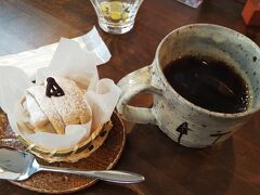 @曽根田駅内『伏見珈琲店』
昨日飯坂温泉駅で、曽根田駅内にサテンがあることを知ったのも訪問動機といいますか。
珈琲はエチオピアモカ（700円）、フードは和栗のモンブラン（550円）を注文。
珈琲はモカの割には果実感が薄めかなあ、植物感といふか大豆の香ばしい匂いにも似てる。
ま～んまい珈琲だったよ。
モンブランは文句のつけようなし、甘さも丁度よい。
この後は飯坂電車に乗り、まっすぐ新幹線で帰路についたとさ。